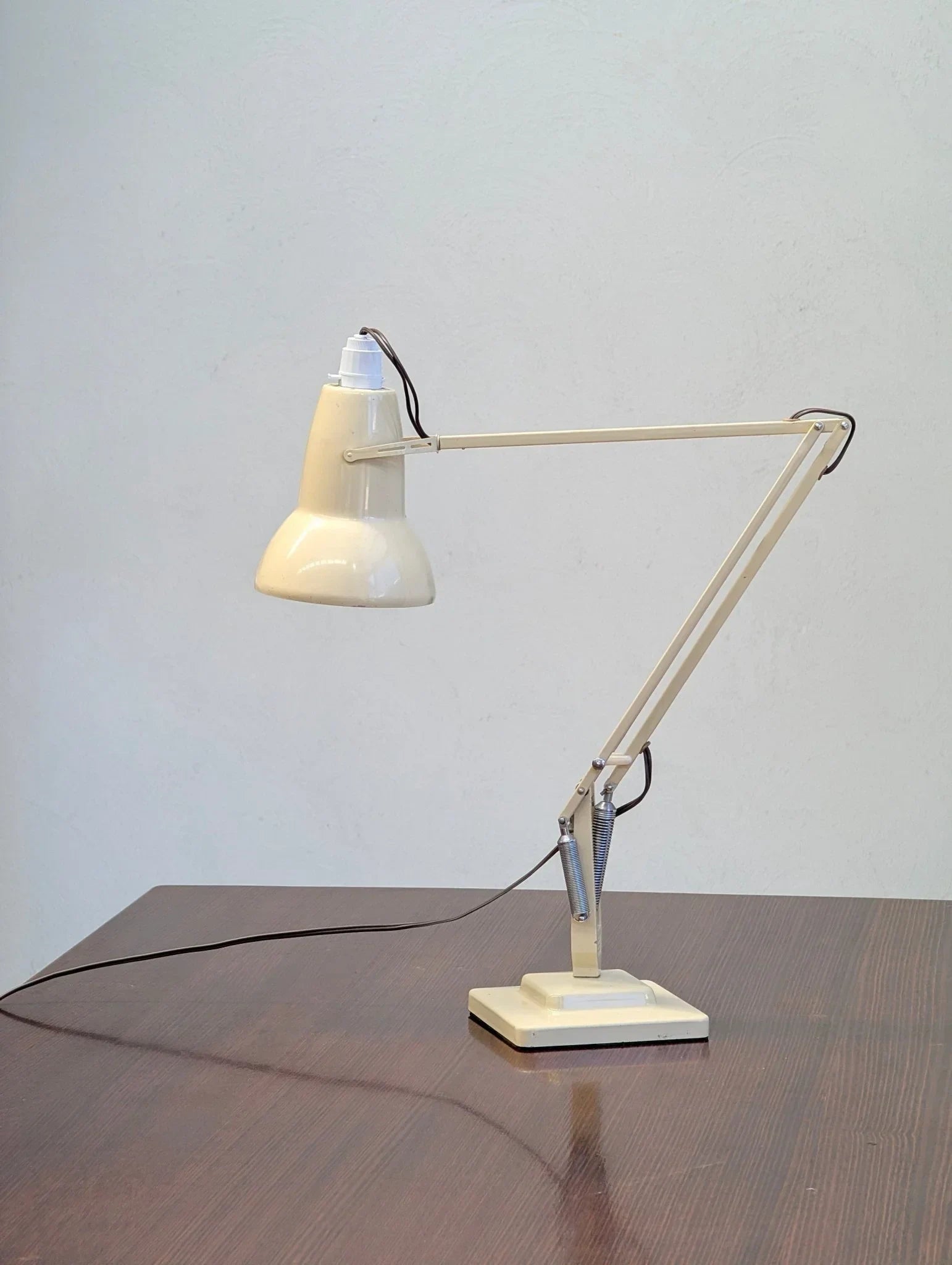 1960s cream Anglepoise desk lamp with adjustable arm on wooden table