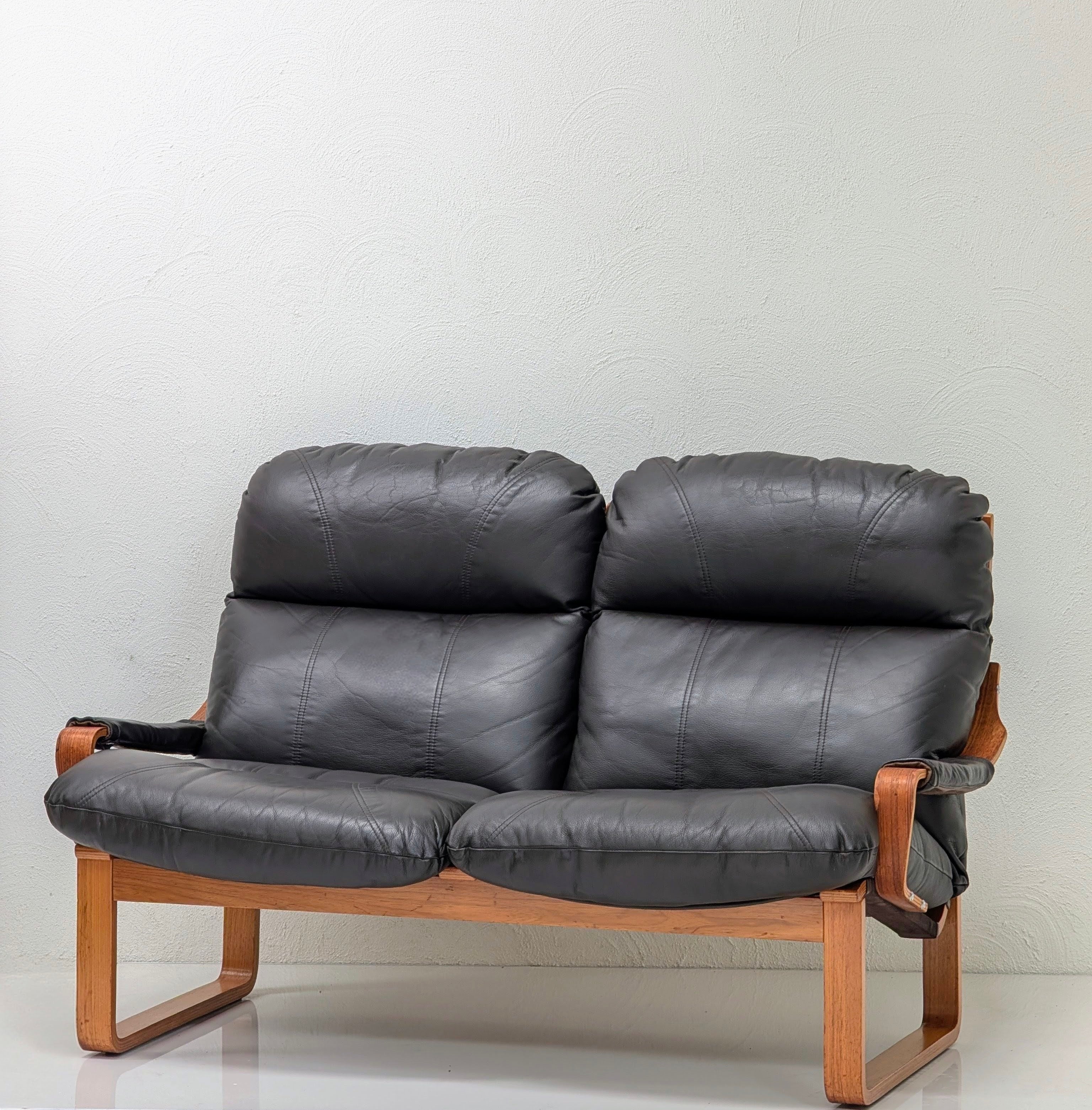 Tessa ‘Monaco’ 2-Seater Sofa in Black Leather – Designed by Fred Lowen