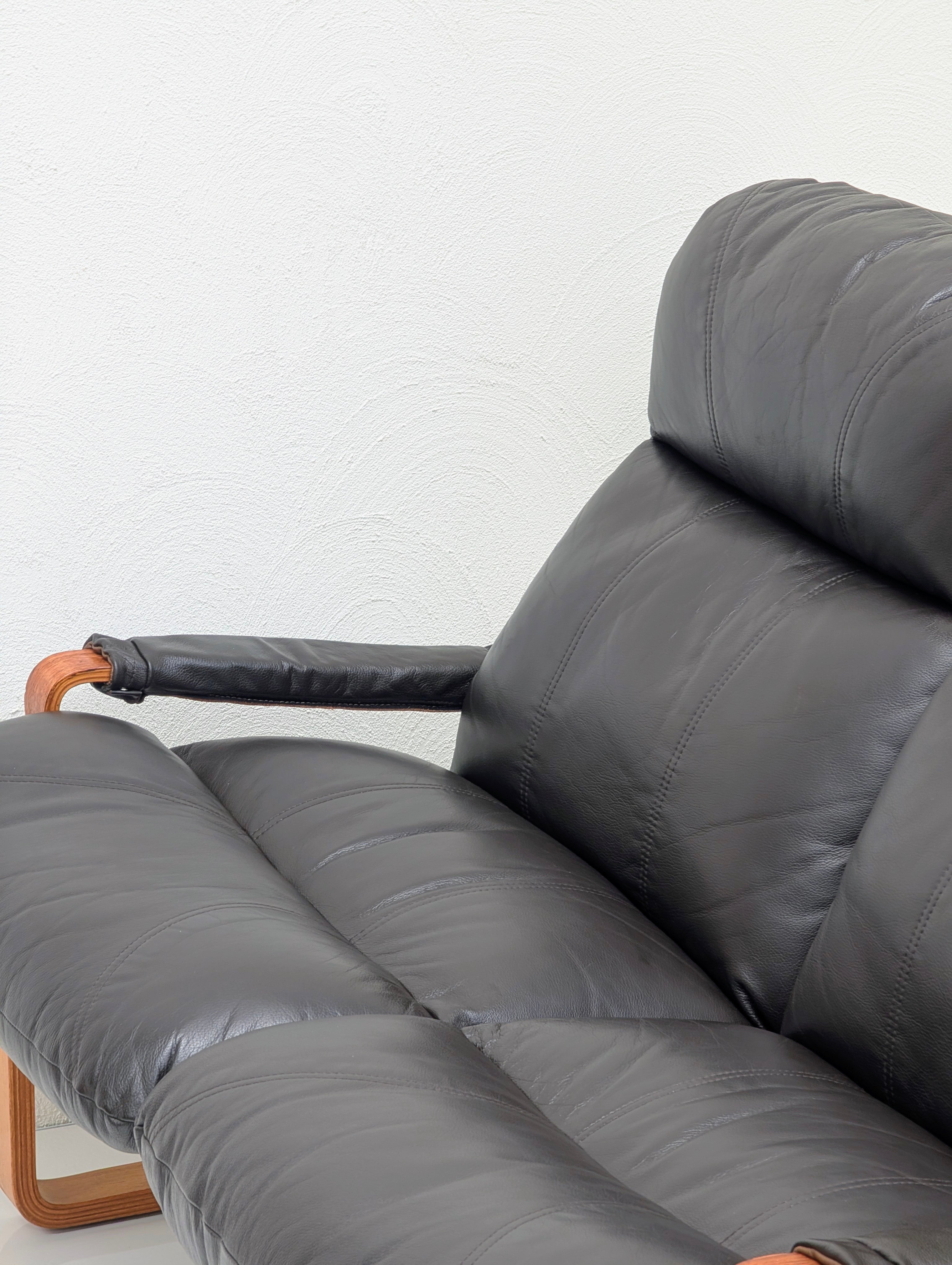 Tessa ‘Monaco’ 2-Seater Sofa in Black Leather – Designed by Fred Lowen