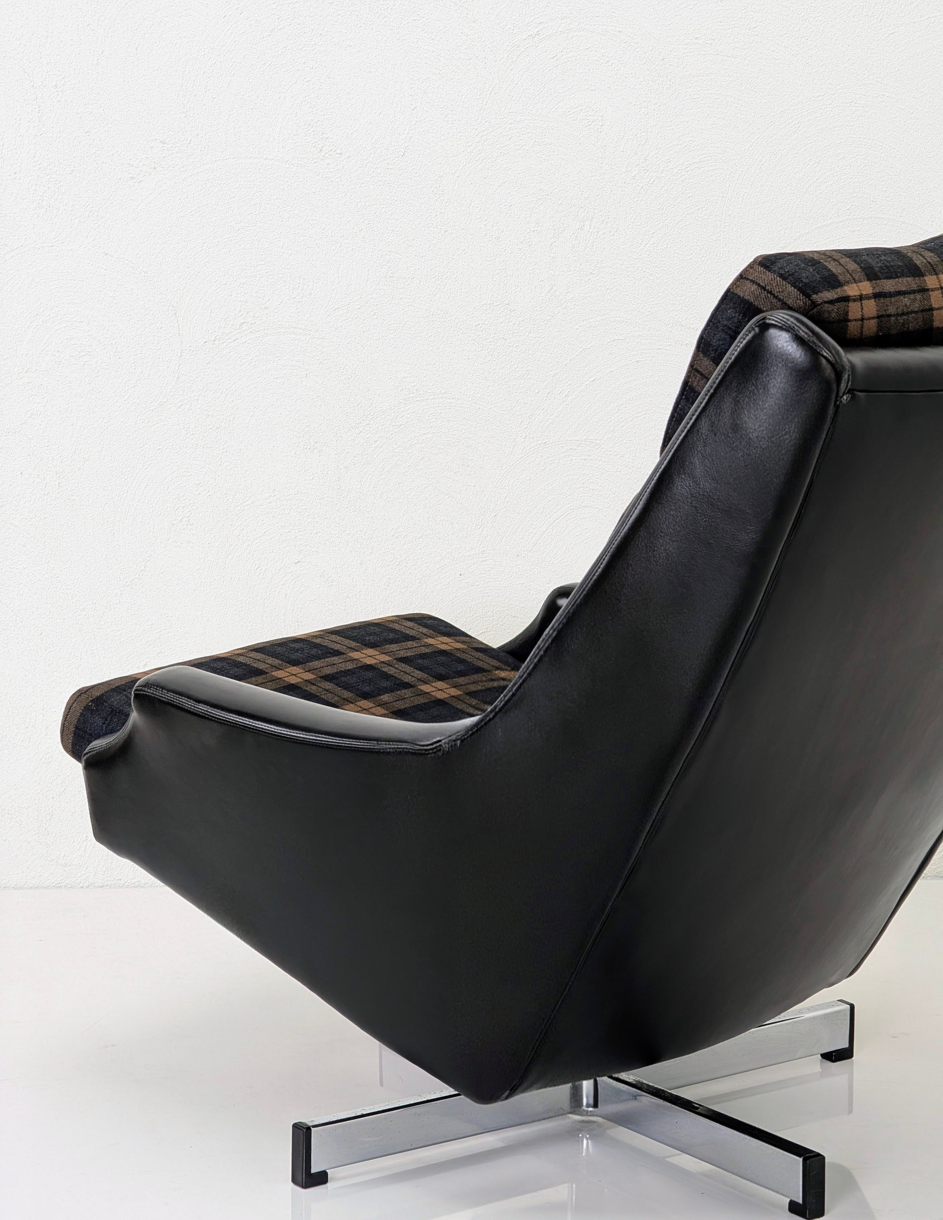 Restored Fred Lowen ‘Fleronde’ Swivel Armchair in Original Scottish Tartan Wool | 1964