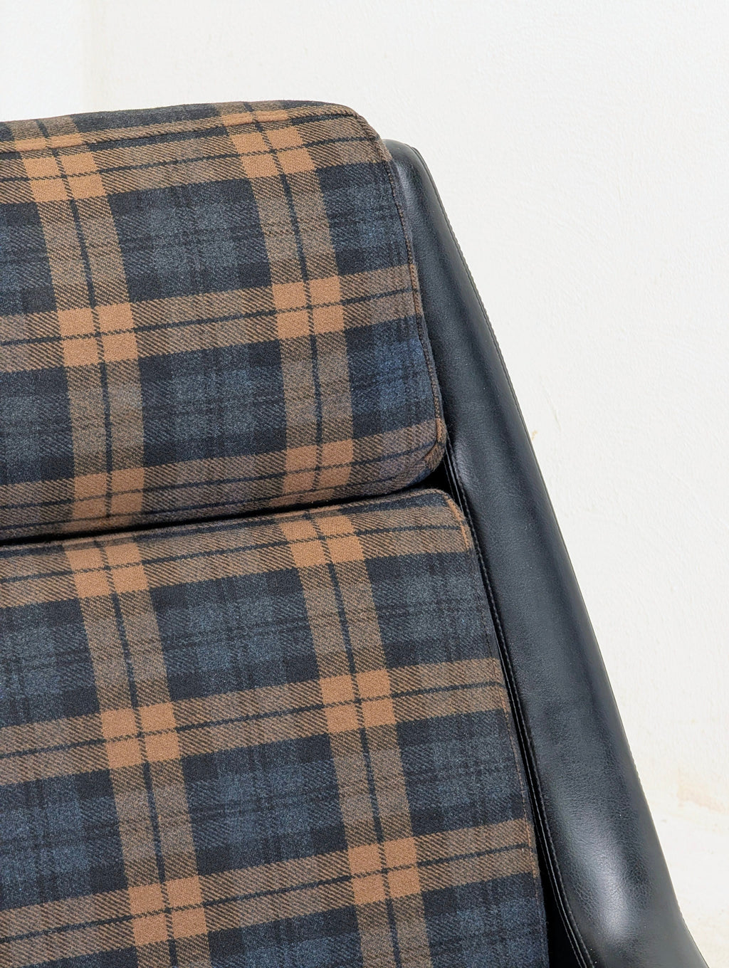 Restored Fred Lowen ‘Fleronde’ Swivel Armchair in Original Scottish Tartan Wool | 1964