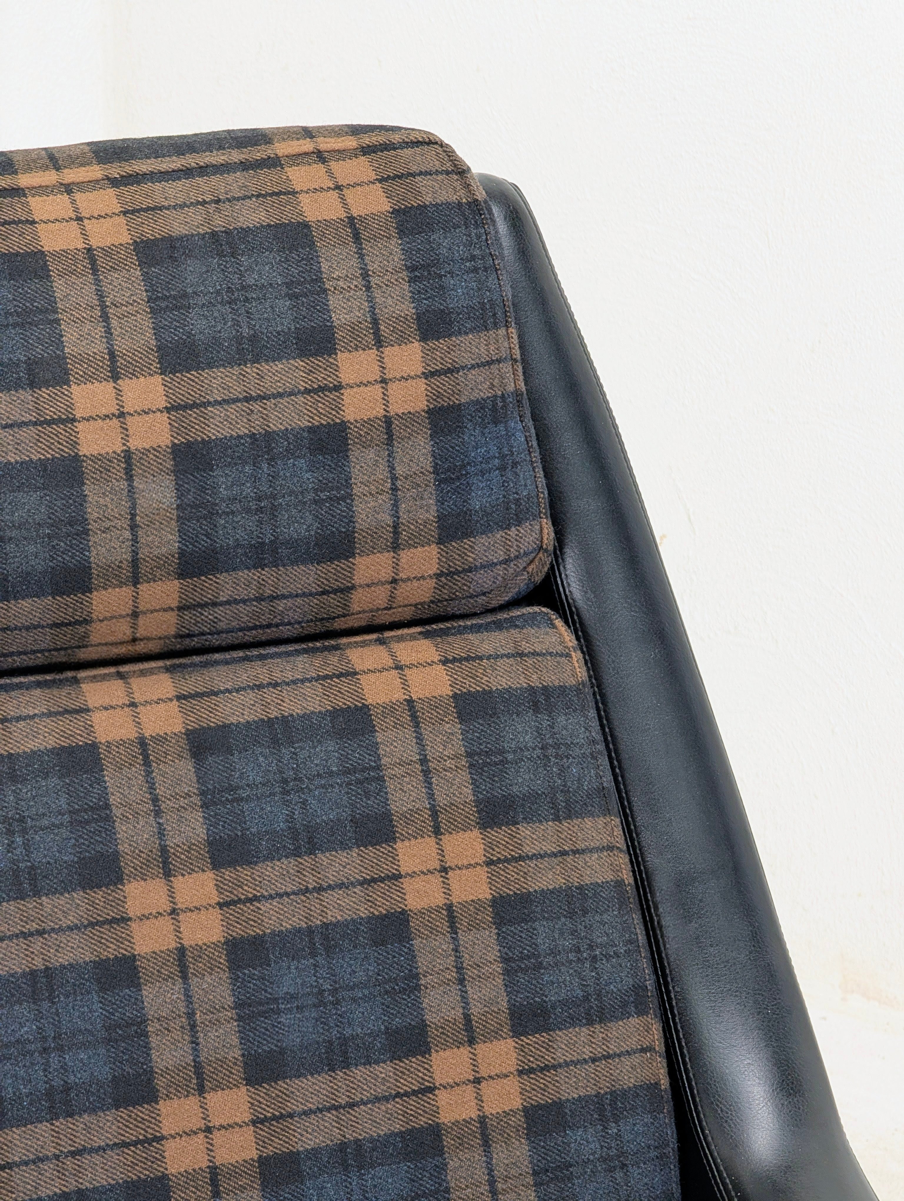 Restored Fred Lowen ‘Fleronde’ Swivel Armchair in Original Scottish Tartan Wool | 1964