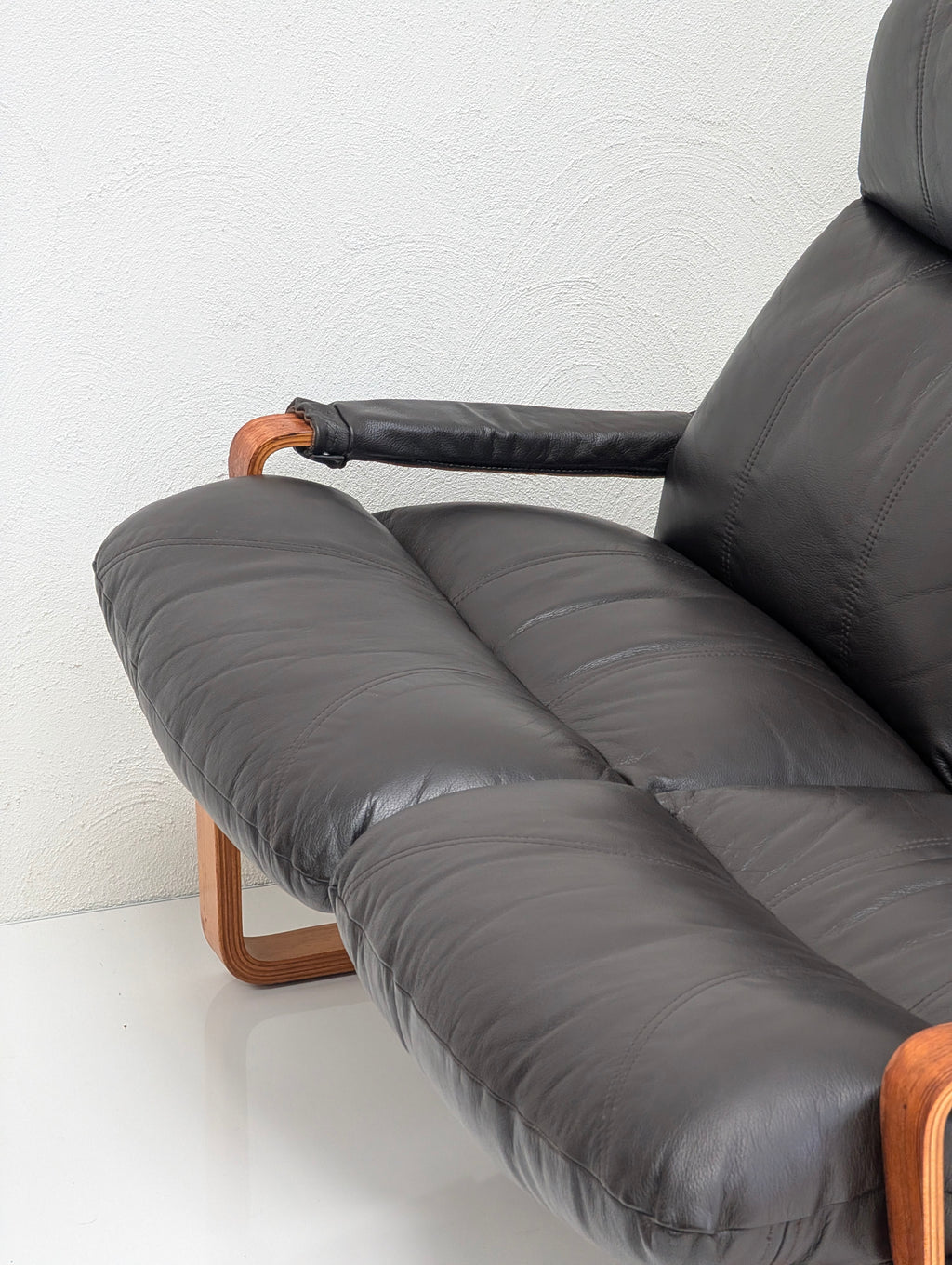 Tessa ‘Monaco’ 2-Seater Sofa in Black Leather – Designed by Fred Lowen