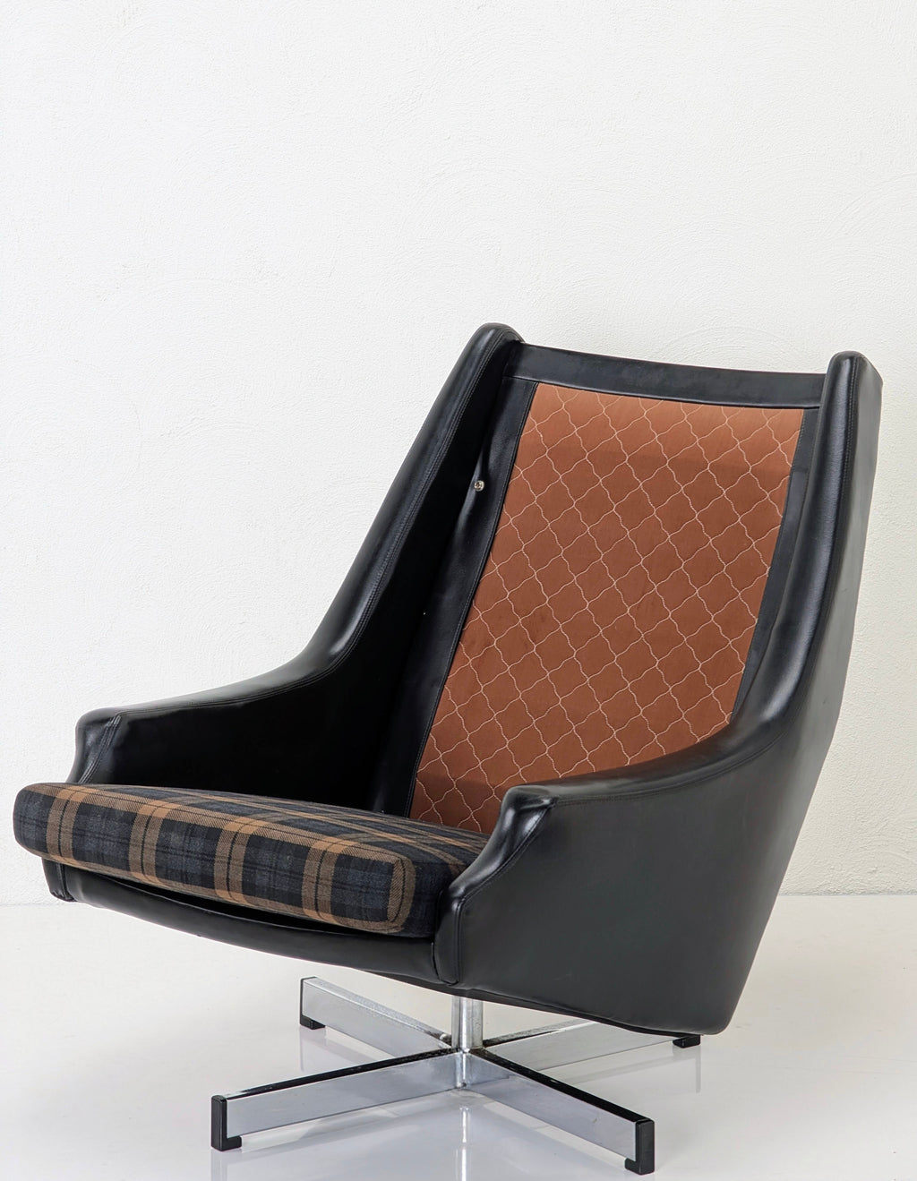 Restored Fred Lowen ‘Fleronde’ Swivel Armchair in Original Scottish Tartan Wool | 1964