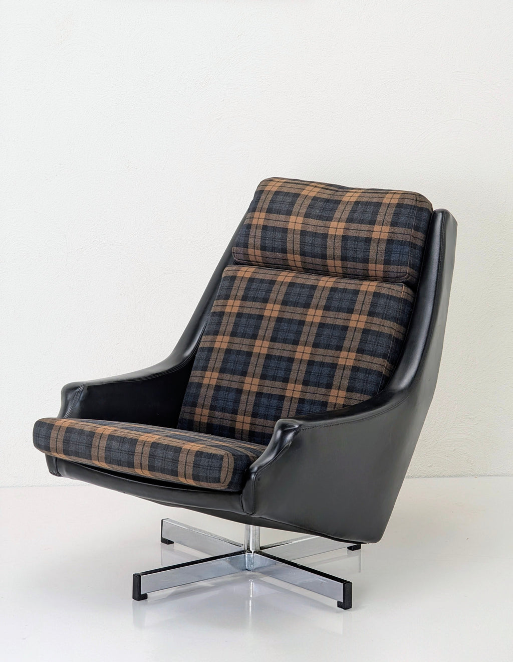 Restored Fred Lowen ‘Fleronde’ Swivel Armchair in Original Scottish Tartan Wool | 1964