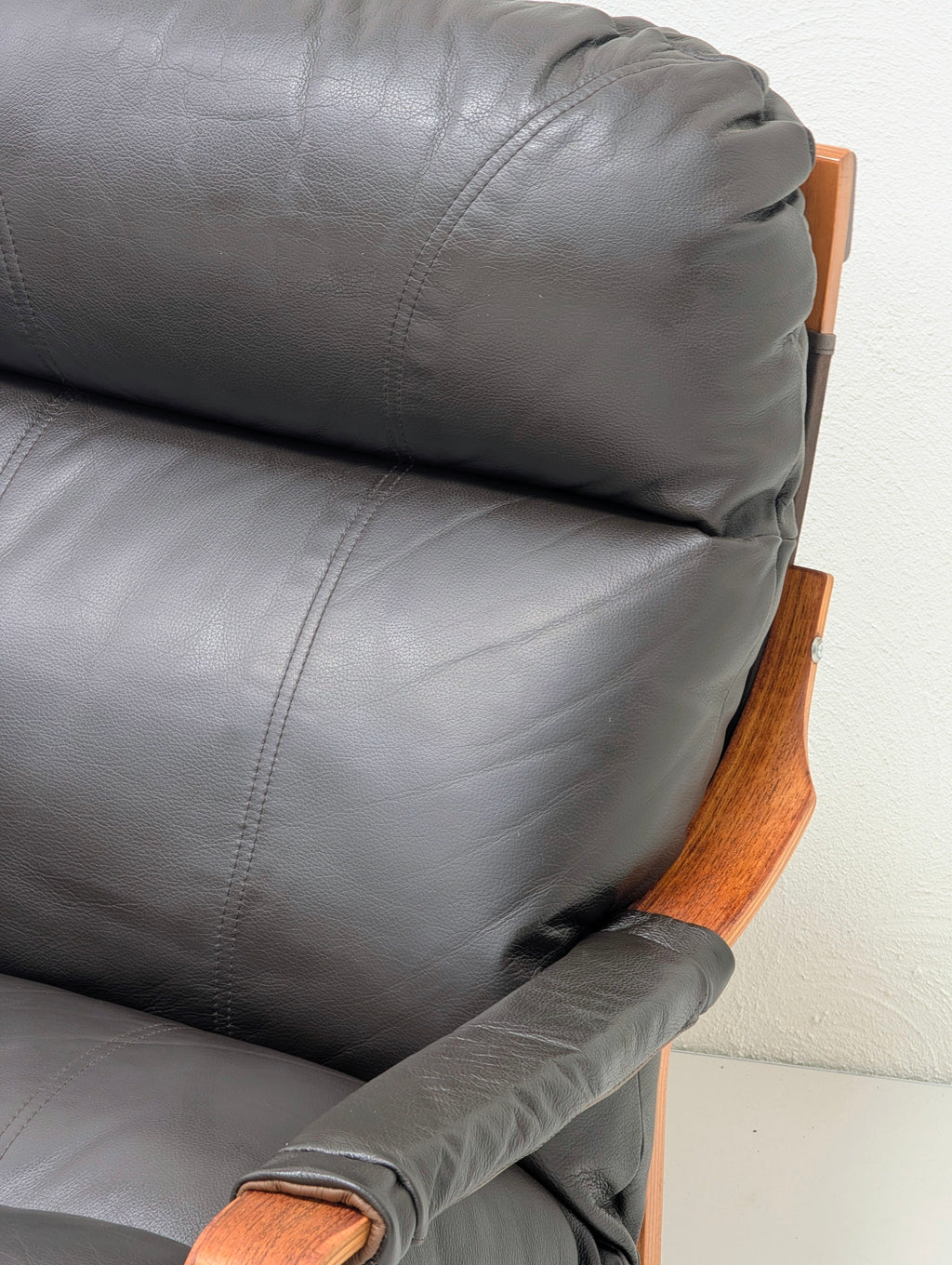 Tessa ‘Monaco’ 2-Seater Sofa in Black Leather – Designed by Fred Lowen