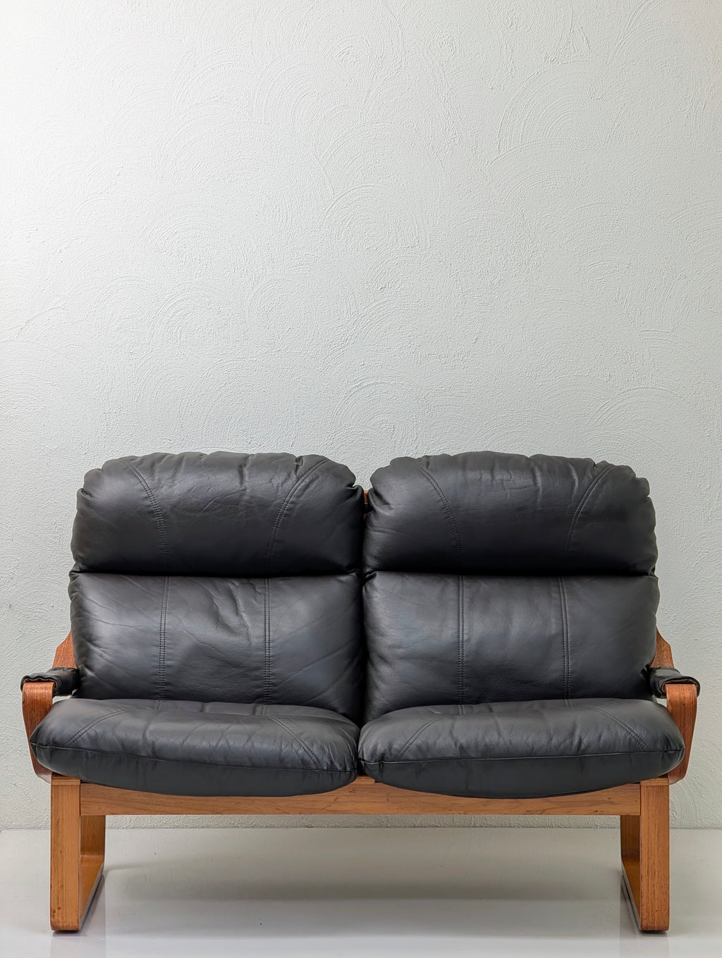 Tessa ‘Monaco’ 2-Seater Sofa in Black Leather – Designed by Fred Lowen