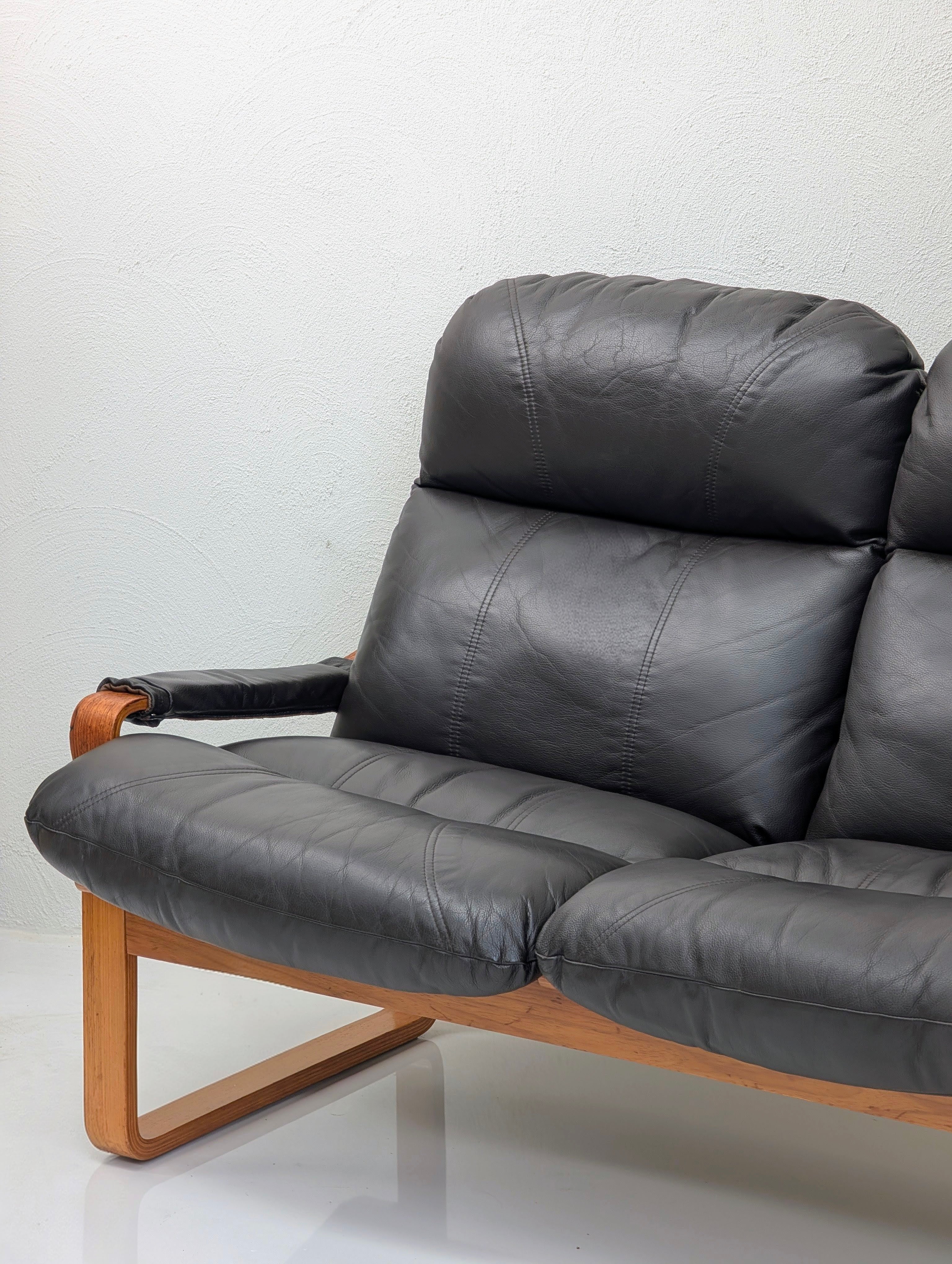 Tessa ‘Monaco’ 2-Seater Sofa in Black Leather – Designed by Fred Lowen