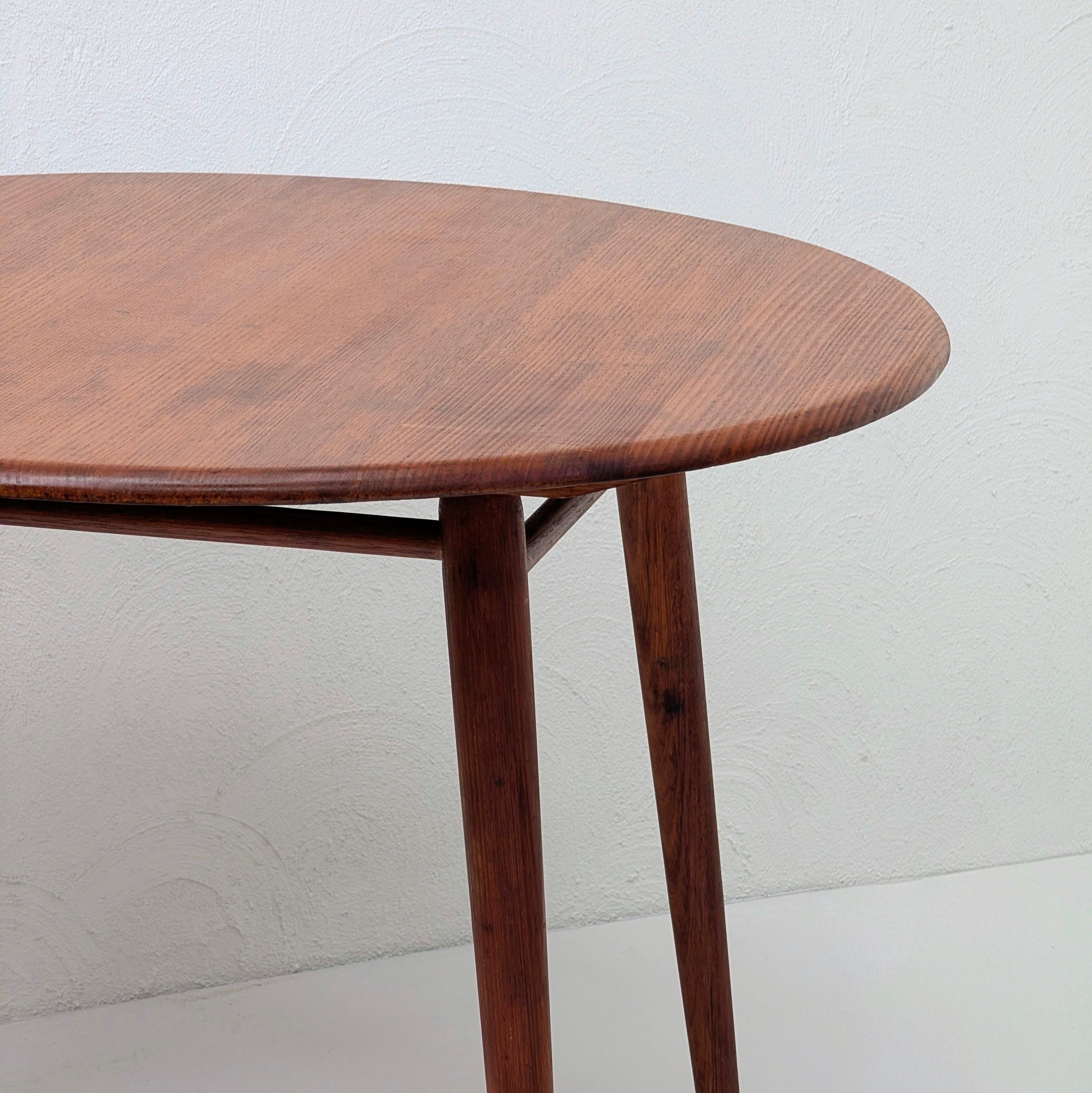 Mid-Century Modern Round Dining Table in Solid Oak by Melbourne Chair Company (Melchair) | c.1960s